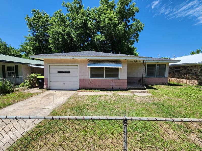 House for rent at 806 W 8th St, Ada, OK 74820