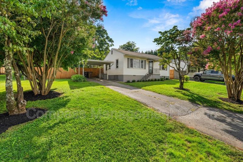 House for rent at 917 Hall St, Knoxville, TN 37920