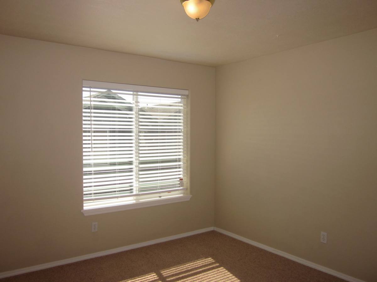Townhouse for rent at 1930 SW Reindeer Ave, Redmond, OR 97756