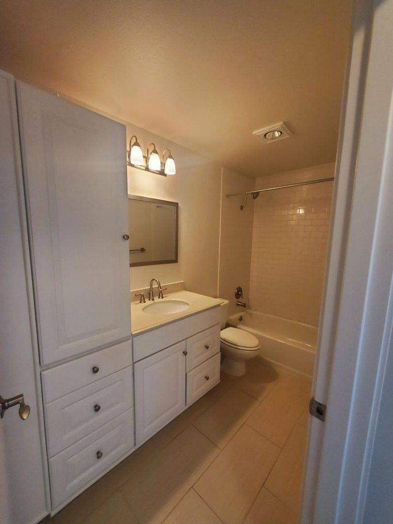 Condo for rent at 160 Lee St, Seattle, WA 98109