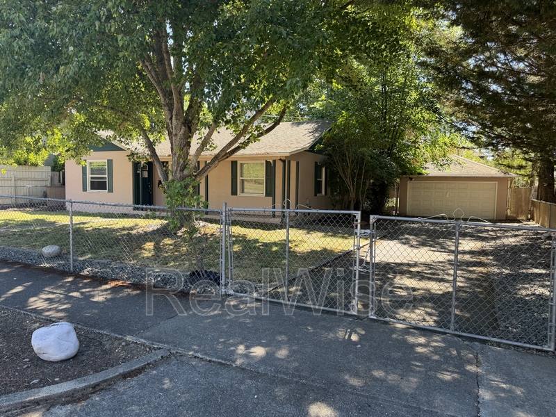 Apartment for rent at 751 NW 5th St, Grants Pass, OR 97526
