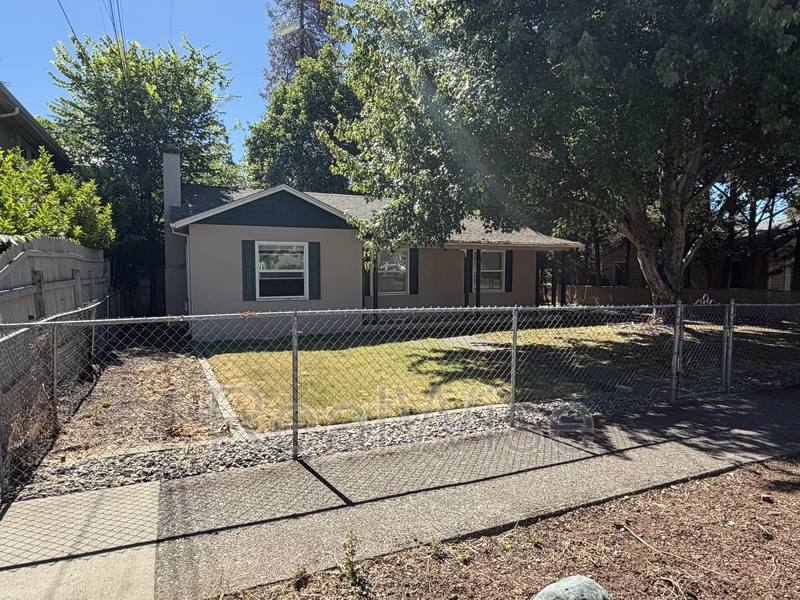 Apartment for rent at 751 NW 5th St, Grants Pass, OR 97526