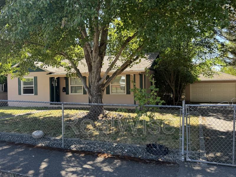 Apartment for rent at 751 NW 5th St, Grants Pass, OR 97526