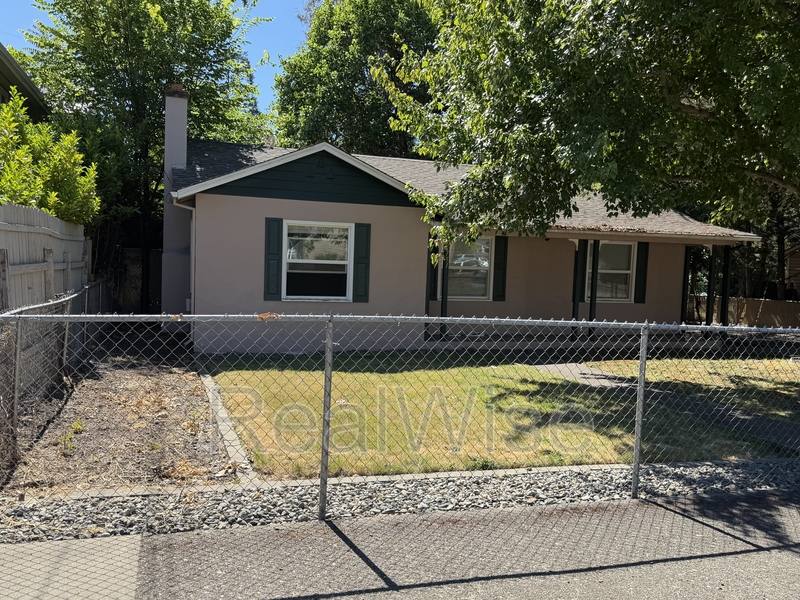 Apartment for rent at 751 NW 5th St, Grants Pass, OR 97526