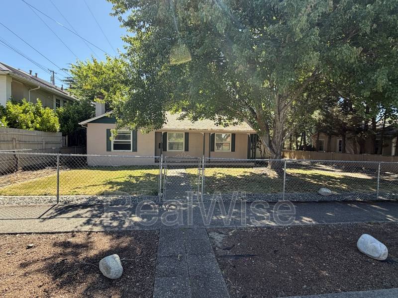 Apartment for rent at 751 NW 5th St, Grants Pass, OR 97526