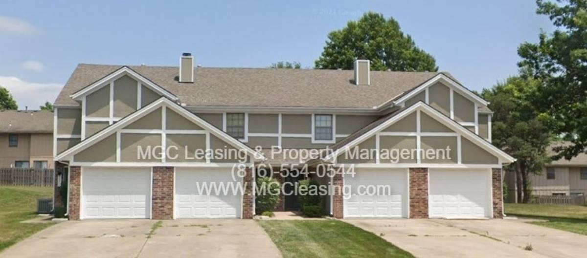 Townhouse for rent at 3557-3563 NE Independence Circle, Lees Summit, MO 64064