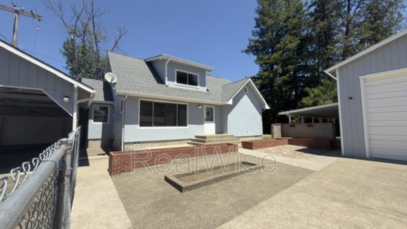House for rent at 335 W Birch Court, Roseburg, OR 97471