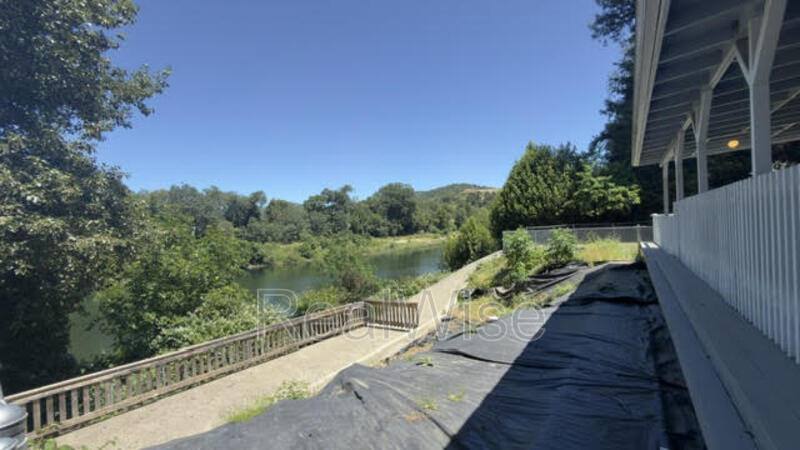 House for rent at 335 W Birch Court, Roseburg, OR 97471