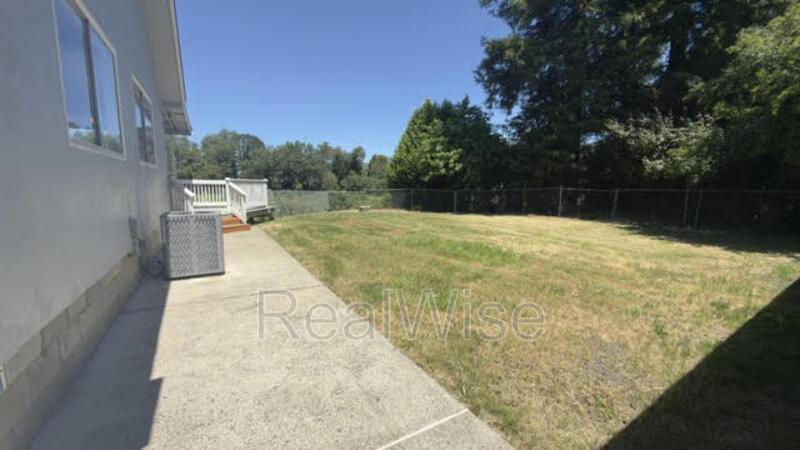 House for rent at 335 W Birch Court, Roseburg, OR 97471