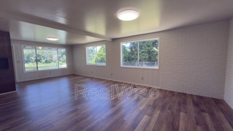 House for rent at 335 W Birch Court, Roseburg, OR 97471