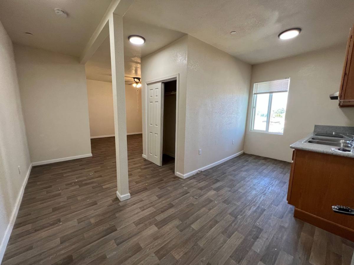Apartment for rent at 186 S L St, Dinuba, CA 93618