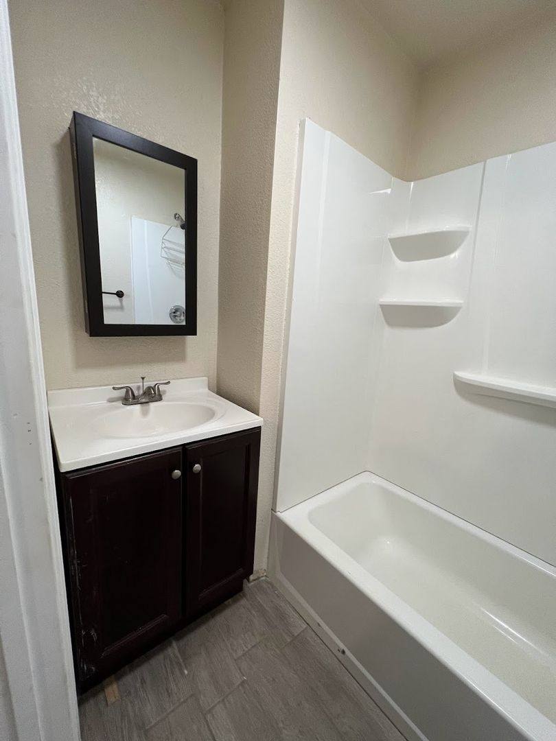 Apartment for rent at 186 S L St, Dinuba, CA 93618