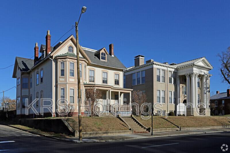 Apartment for rent at 647 W Washington St, Petersburg, VA 23803