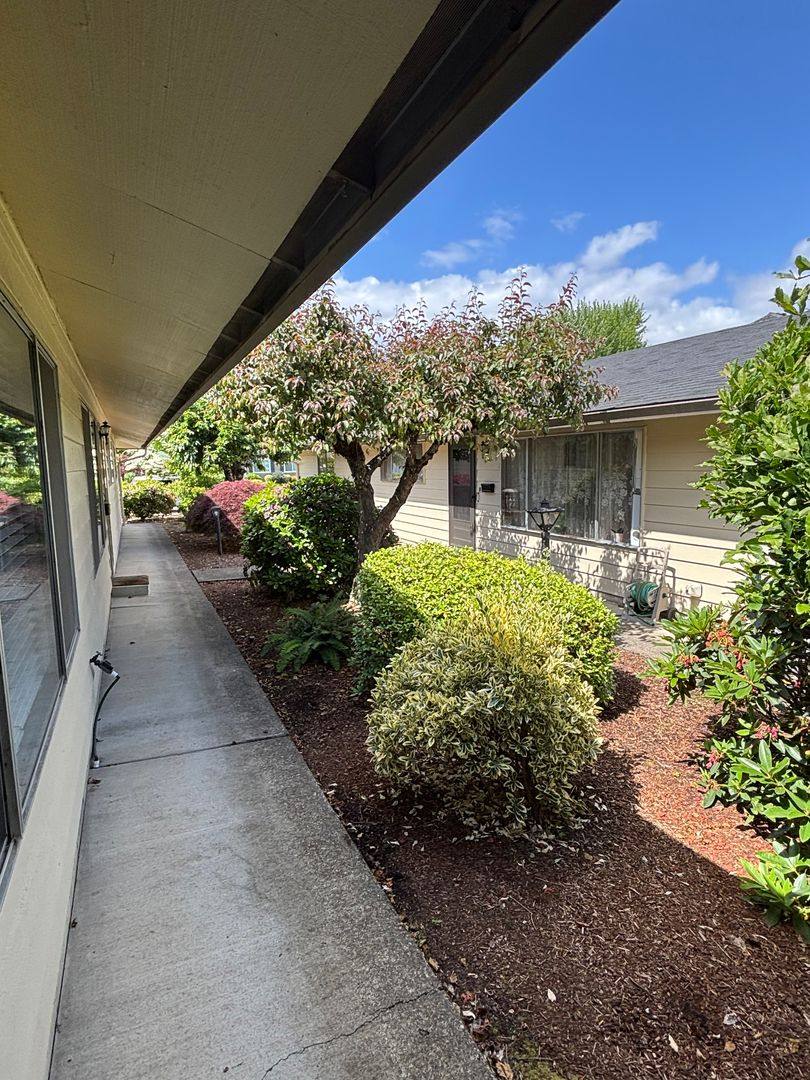 Apartment for rent at 127-129 E Jersey St, Gladstone, OR 97027