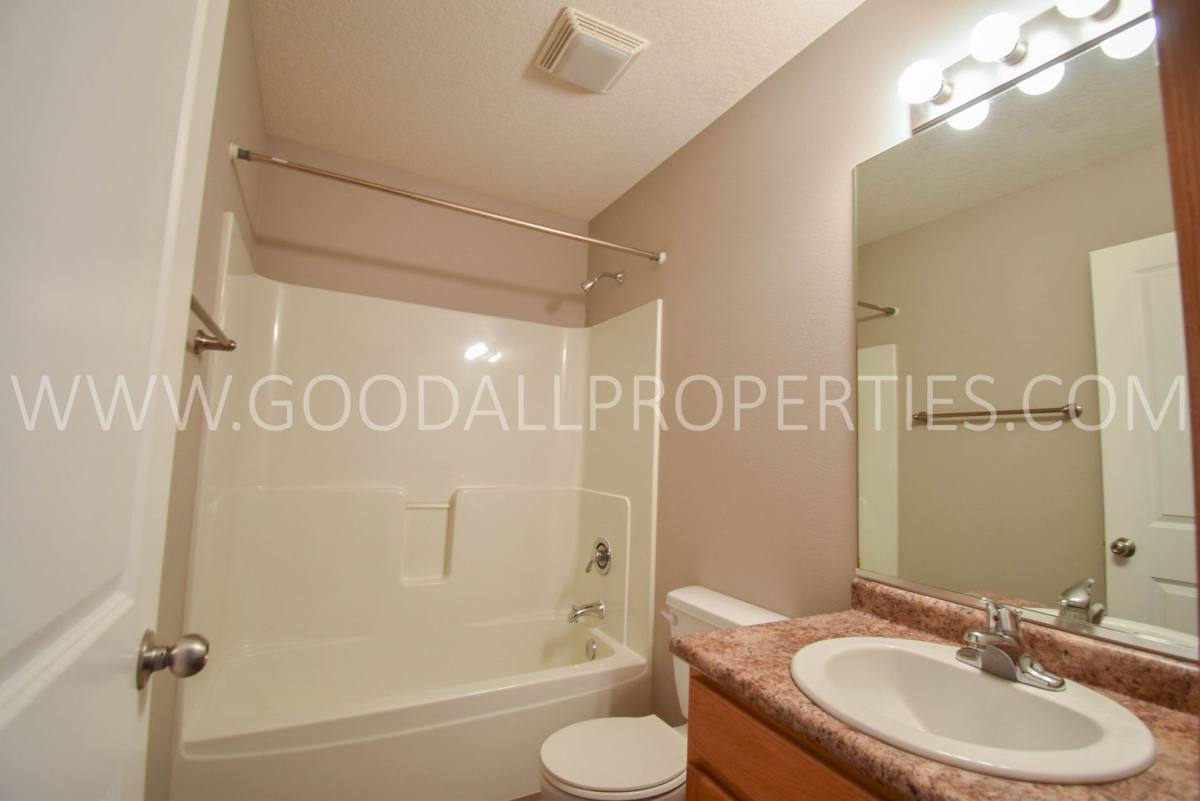 Townhouse for rent at 1140 Keystone Lane, Pleasant Hill, IA 50327