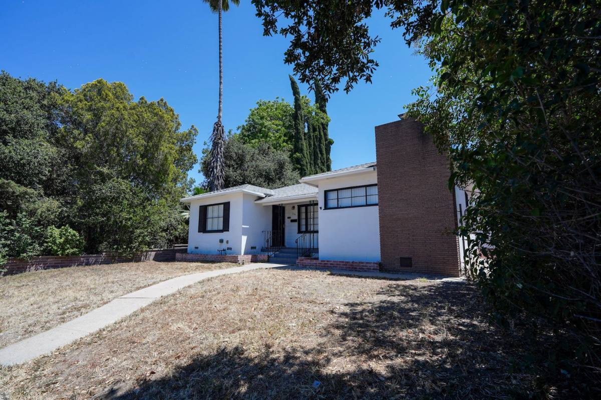 Apartment for rent at 604 W 10th St, Corona, CA 92882
