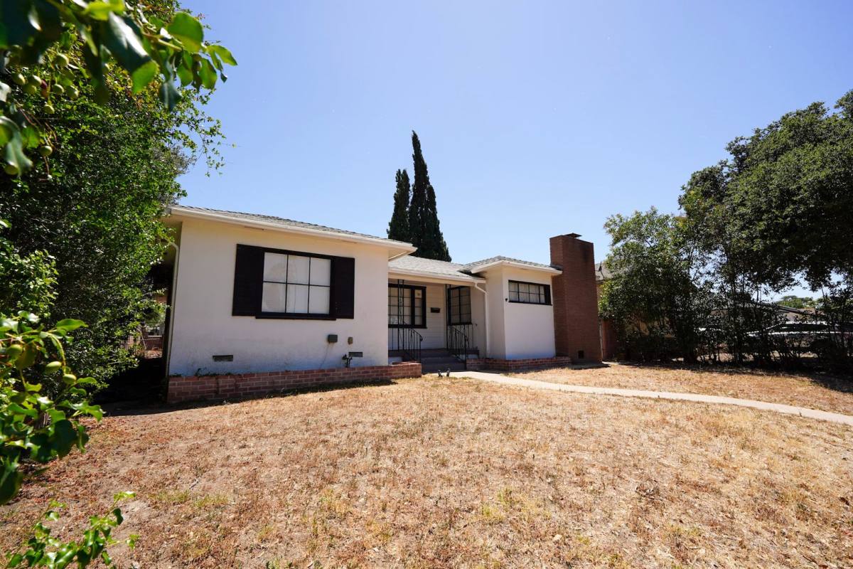 Apartment for rent at 604 W 10th St, Corona, CA 92882