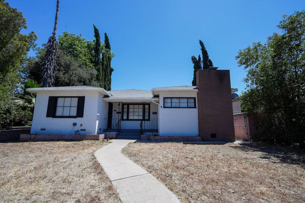 Apartment for rent at 604 W 10th St, Corona, CA 92882