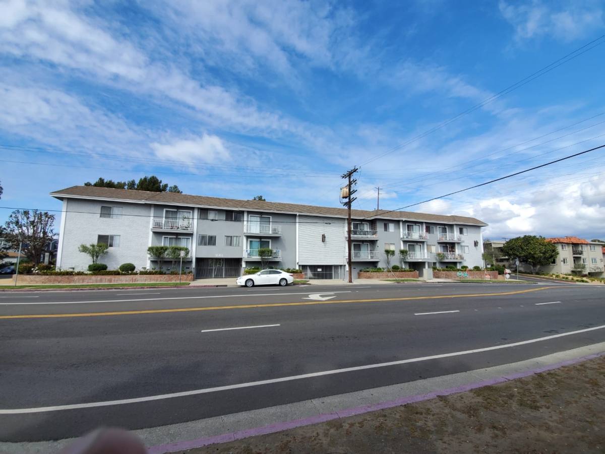 Apartment for rent at 11007-11011 Palms Blvd, Los Angeles, CA 90034