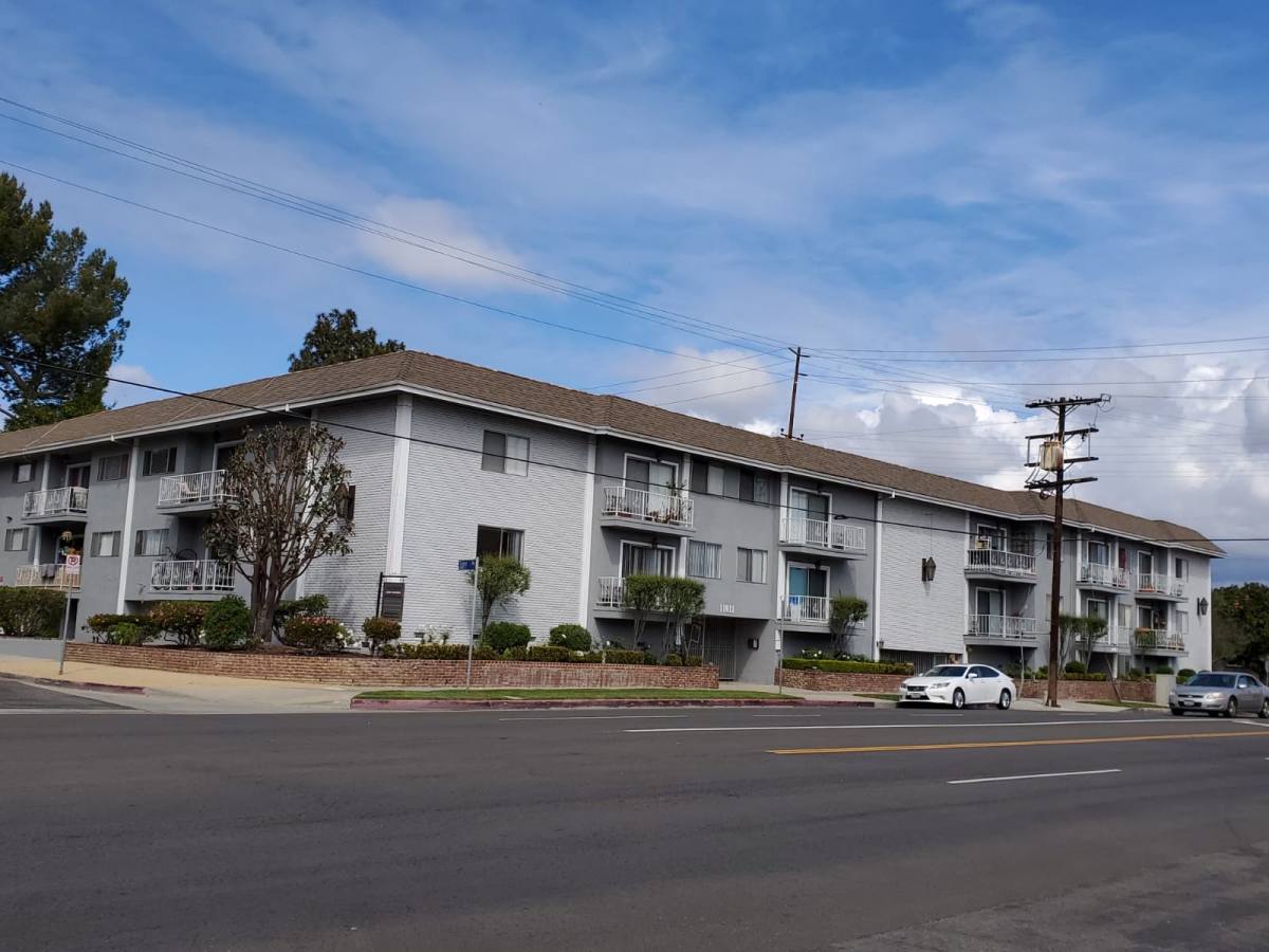 Apartment for rent at 11007-11011 Palms Blvd, Los Angeles, CA 90034