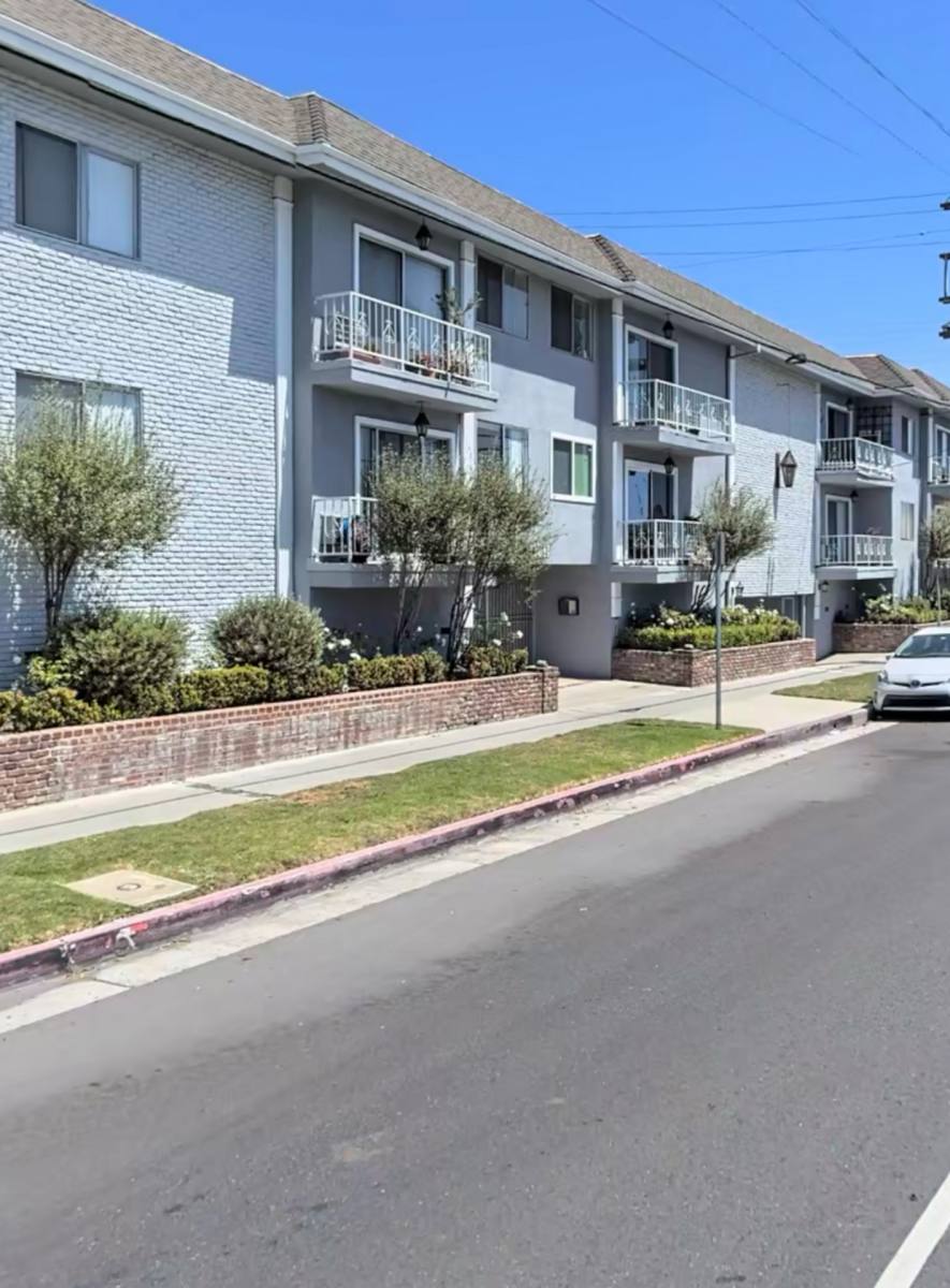 Apartment for rent at 11007-11011 Palms Blvd, Los Angeles, CA 90034