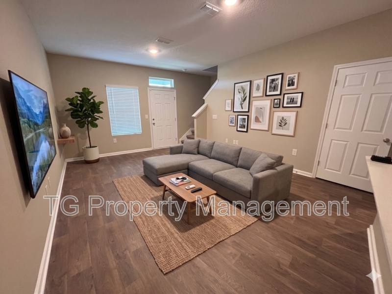 Townhouse for rent at 903 Rivertree Place, Middleburg, FL 32068