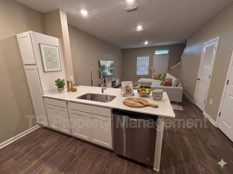 Townhouse for rent at 903 Rivertree Place, Middleburg, FL 32068