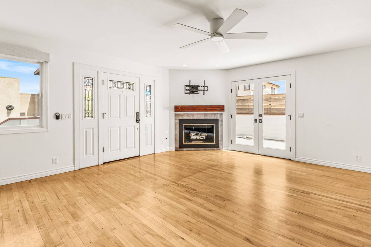 Townhouse for rent at 4866 Santa Cruz Ave, San Diego, CA 92107