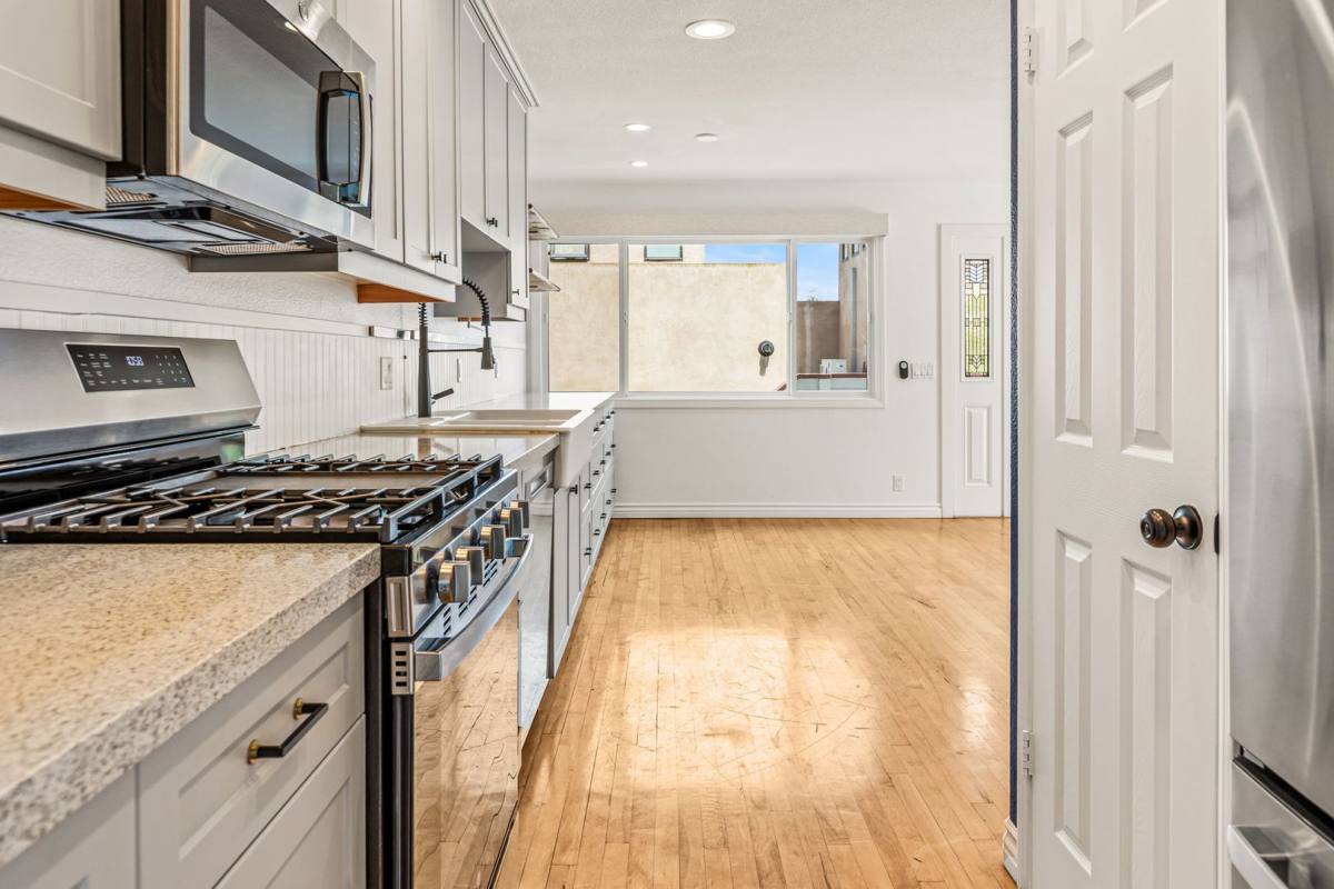 Townhouse for rent at 4866 Santa Cruz Ave, San Diego, CA 92107