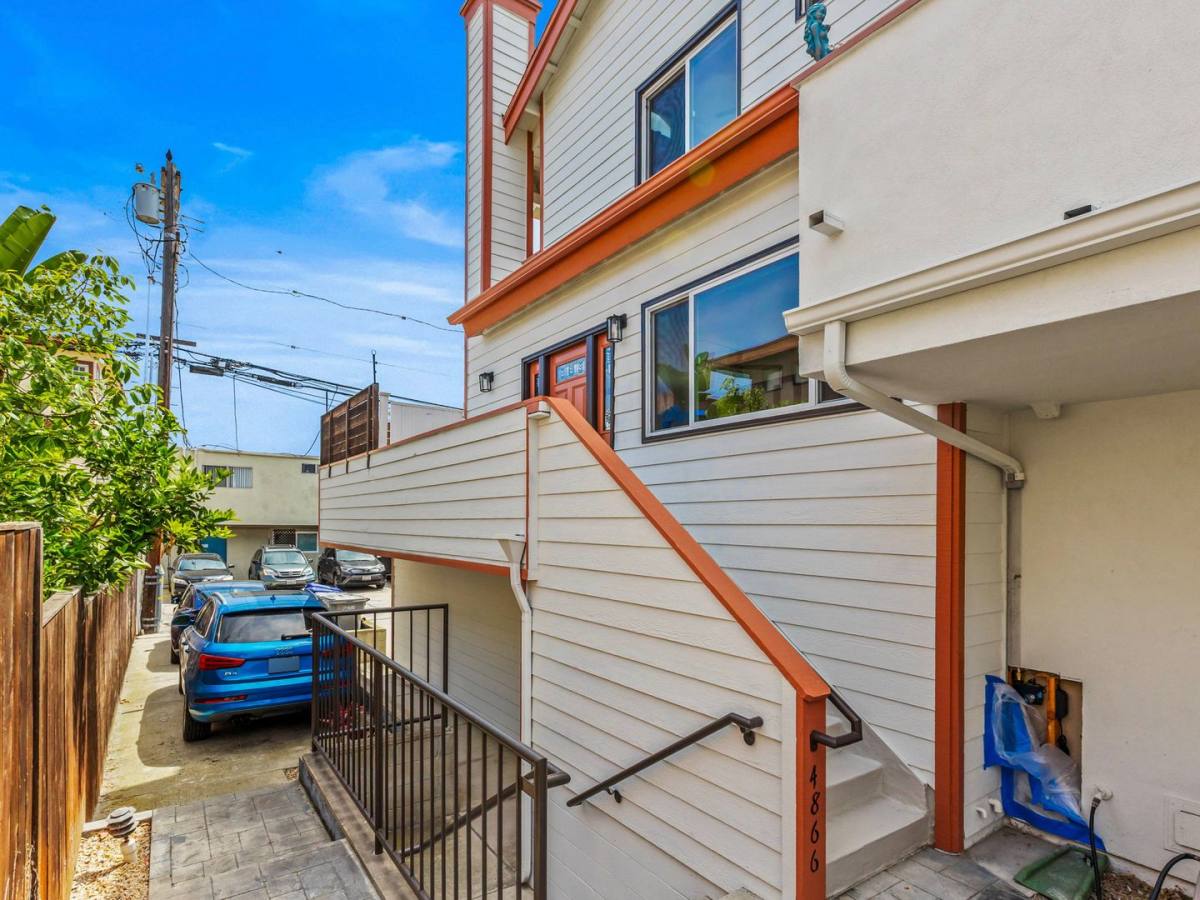 Townhouse for rent at 4866 Santa Cruz Ave, San Diego, CA 92107