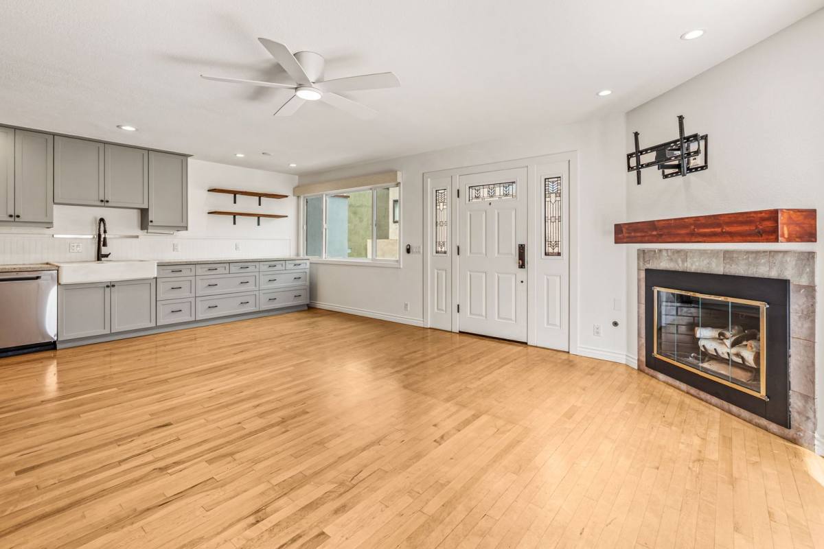 Townhouse for rent at 4866 Santa Cruz Ave, San Diego, CA 92107