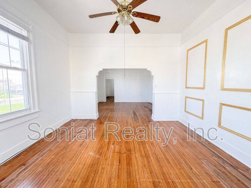 Apartment for rent at 132 S Broad St, New Orleans, LA 70122
