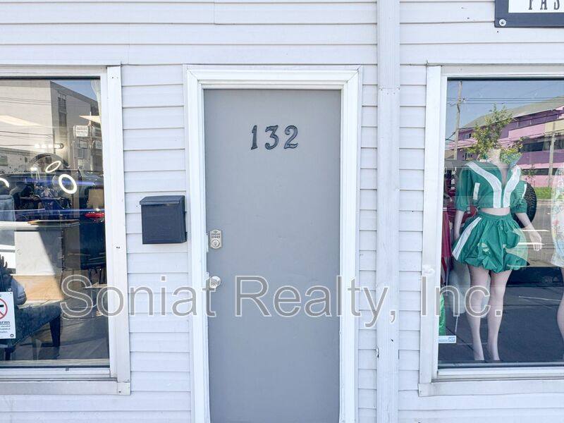 Apartment for rent at 132 S Broad St, New Orleans, LA 70122