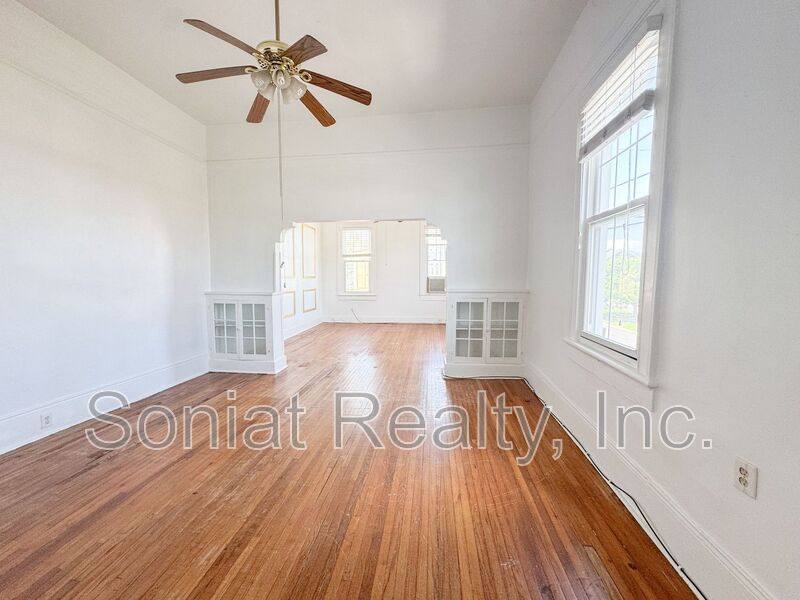 Apartment for rent at 132 S Broad St, New Orleans, LA 70122