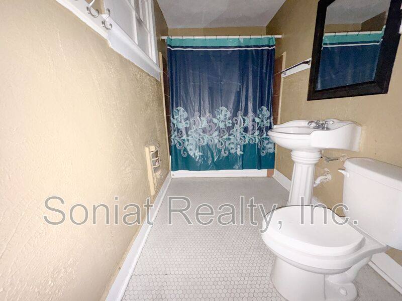 Apartment for rent at 132 S Broad St, New Orleans, LA 70122