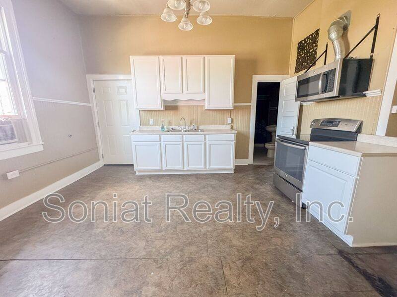 Apartment for rent at 132 S Broad St, New Orleans, LA 70122