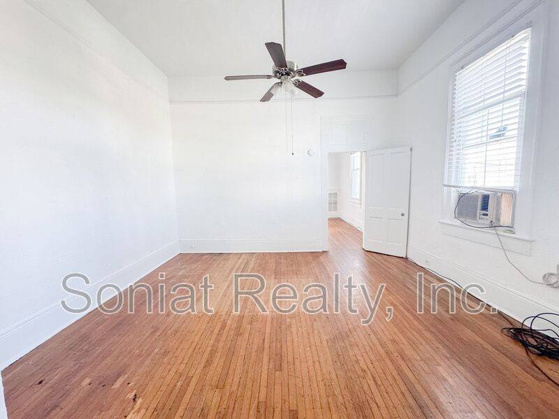 Apartment for rent at 132 S Broad St, New Orleans, LA 70122