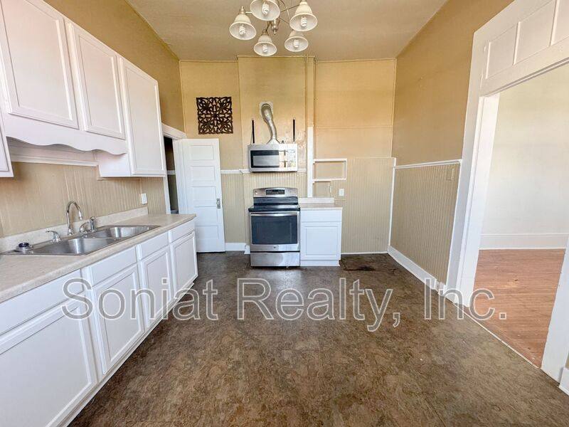 Apartment for rent at 132 S Broad St, New Orleans, LA 70122