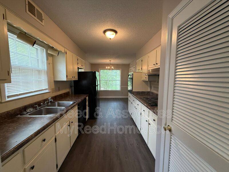 House for rent at 2292 Eastover Dr, Memphis, TN 38119