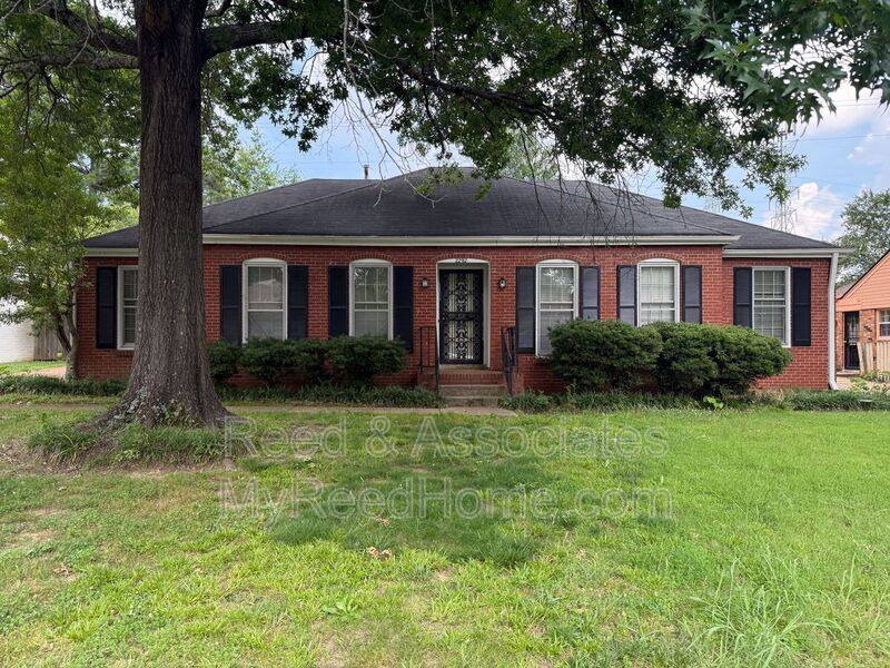 House for rent at 2292 Eastover Dr, Memphis, TN 38119