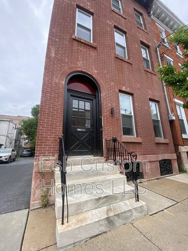 Apartment for rent at 11 E Walnut St #3-3, Lancaster, PA 17602