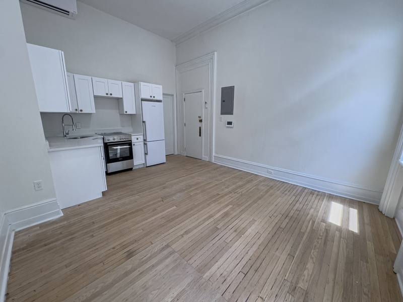 Apartment for rent at 2039 Green St #1F, Philadelphia, PA 19130