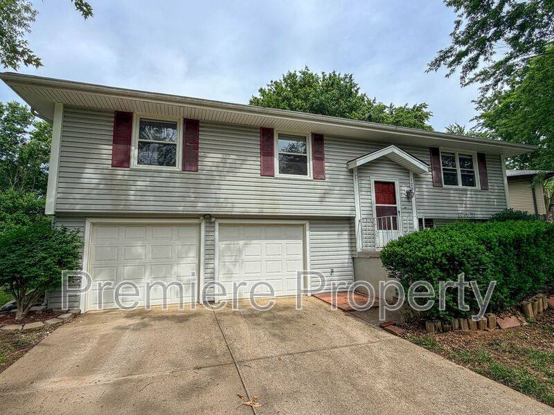 House for rent at 1201 NE 9th St, Blue Springs, MO 64014