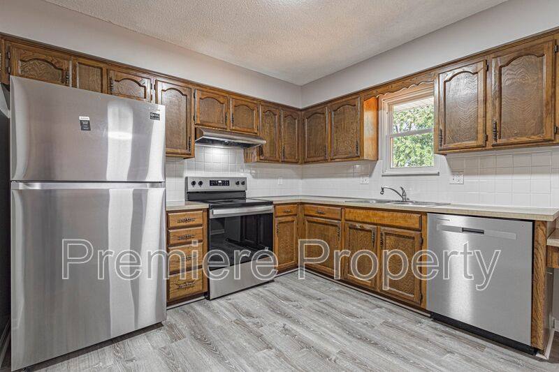 House for rent at 1201 NE 9th St, Blue Springs, MO 64014