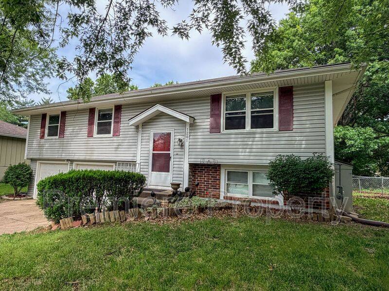 House for rent at 1201 NE 9th St, Blue Springs, MO 64014