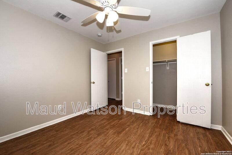 House for rent at 10727 N Shaenrdige, San Antonio, TX 78254