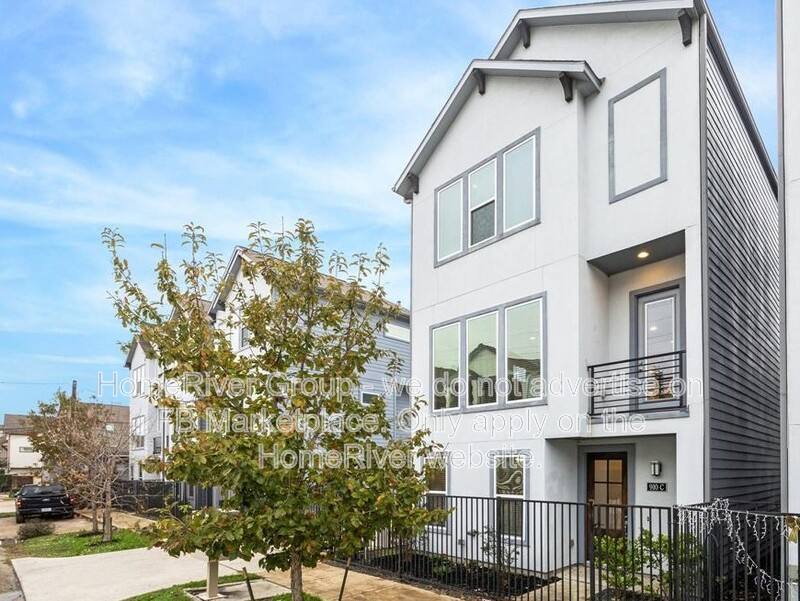 House for rent at 910 W 35th St #C, Houston, TX 77018