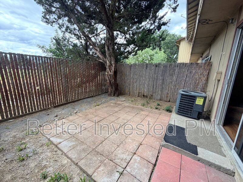 Townhouse for rent at 976 Marlene St, Ukiah, CA 95482