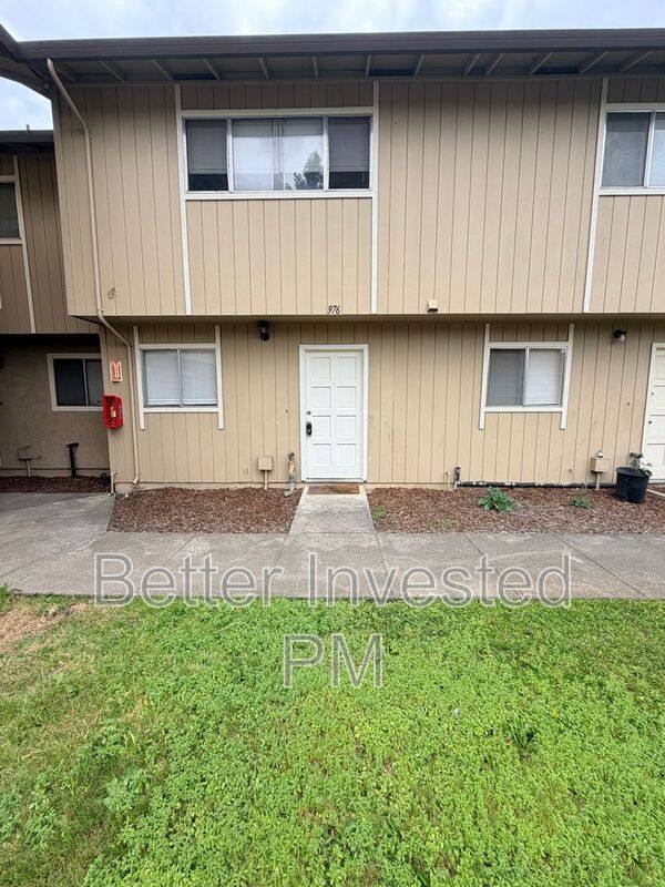 Townhouse for rent at 976 Marlene St, Ukiah, CA 95482
