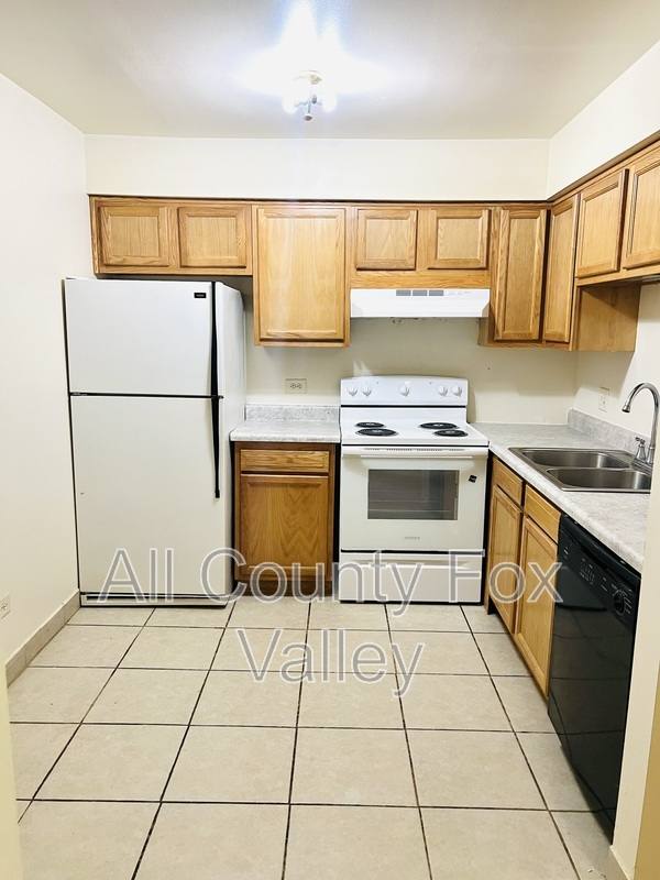 Apartment for rent at 2246 W Nichols Rd #A, Arlington Heights, IL 60004